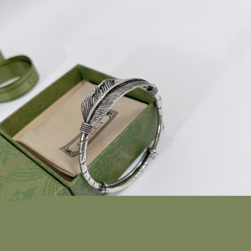 G*u*i bracelets